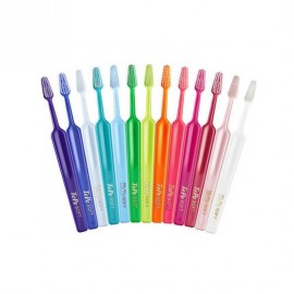 TePe Select Compact Medium Οδοντόβουρτσα 1τμχ. Η επιλογή του χρώματος της οδοντόβουρτσας είναι τυχαία.